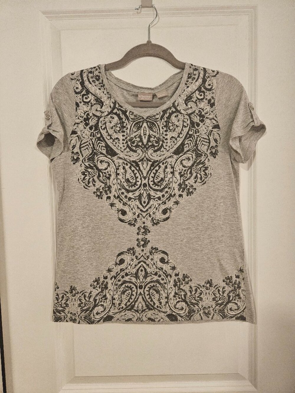 Chico's Zenergy Gray Ornate Paisley Medallion Tee Size 0/US Small Tab Sleeve Top